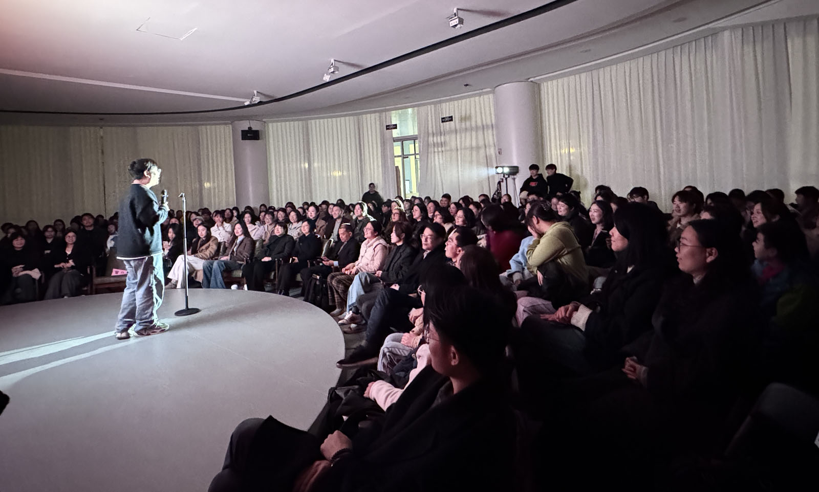 木兰剧场开放麦演出现场，新人登台表演脱口秀，观众热情互动